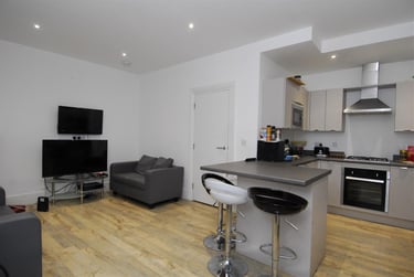 4 bed house, North Road East, North Hill, Plymouth, PL46AN - Image 1